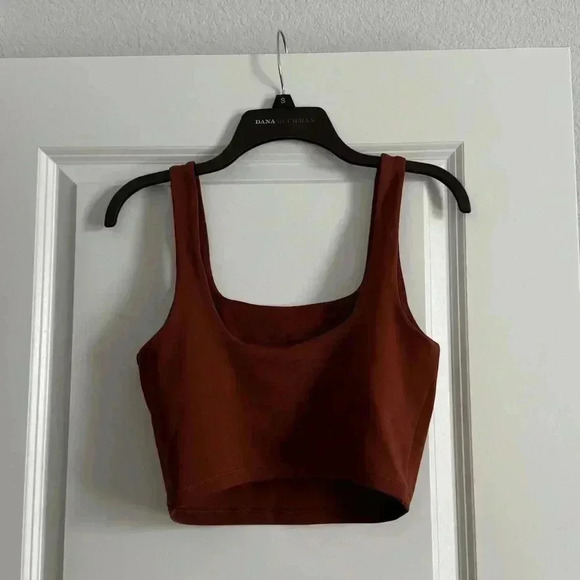 SEAMLESSS WORKOUT TANK SIZE SMALL - Picture 2 of 3